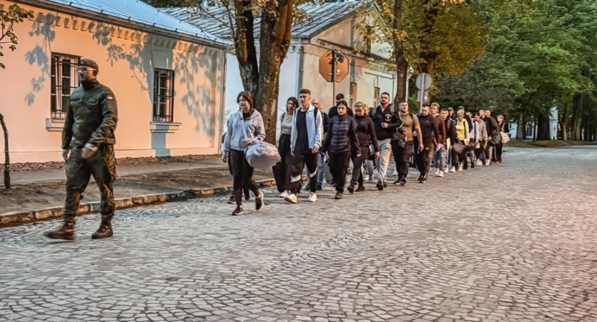 Kolejni mieszkańcy naszego regionu stawili się w ciechanowskich koszarach [zdjęcia]