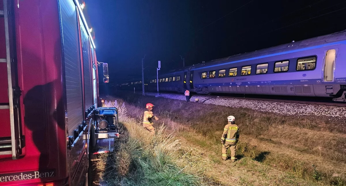 Wypadek Pendolino w pobliżu Ciechanowa. Ewakuowano blisko 400 pasażerów [zdjęcia]