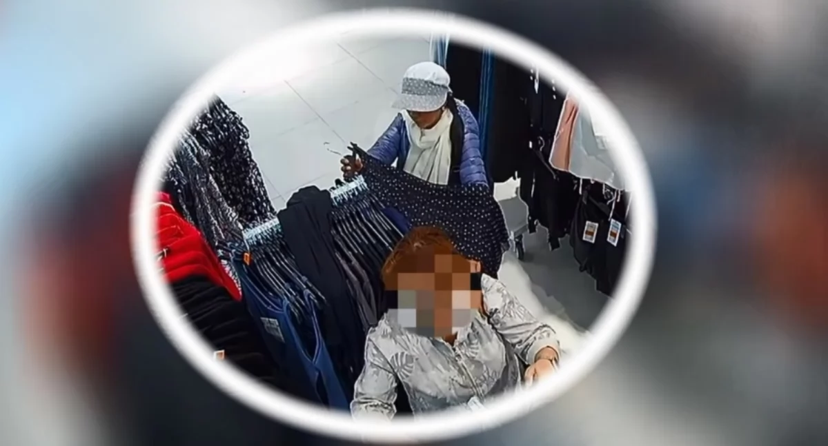 Okradła w sklepie kobietę, szuka jej policja [zobacz nagranie]