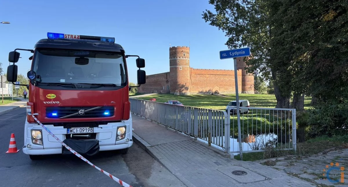 Nieznana substancja w rzece w centrum Ciechanowa. Akcja służb trwa od kilkunastu godzin [zdjęcia]