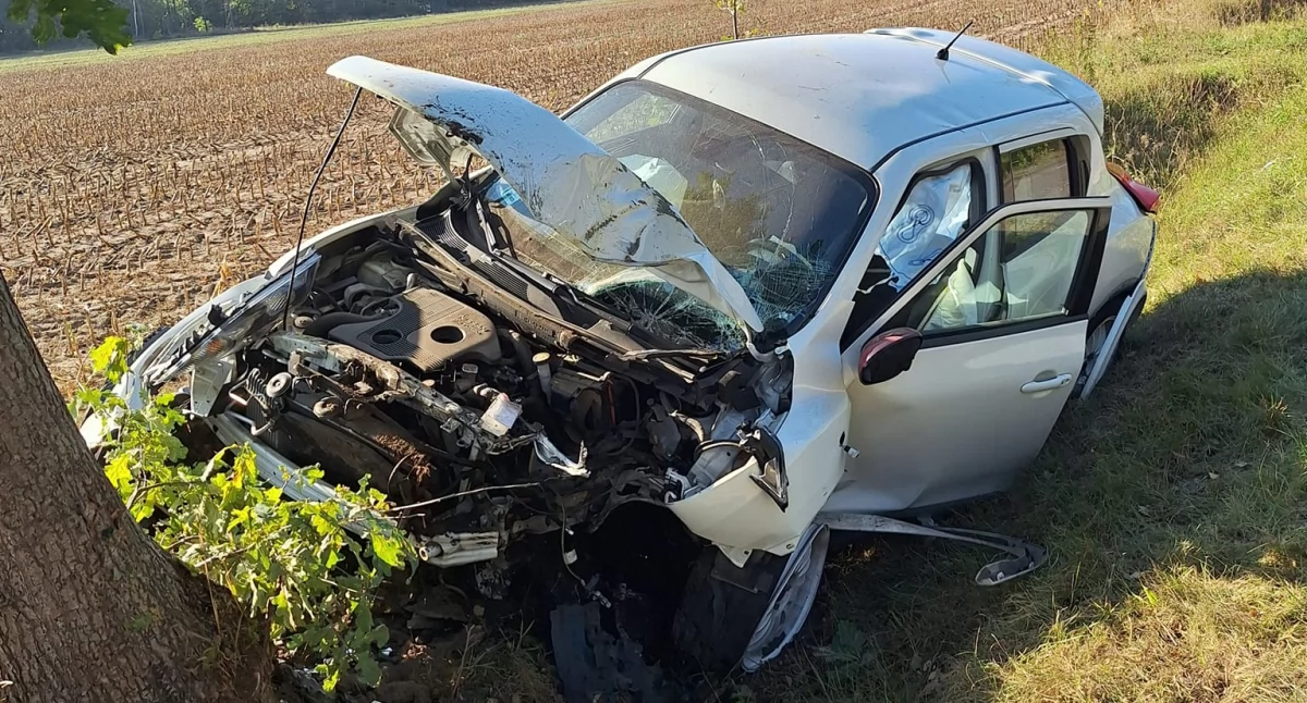 Spowodował wypadek i uciekł. Dwie osoby zostały ranne [zdjęcia]