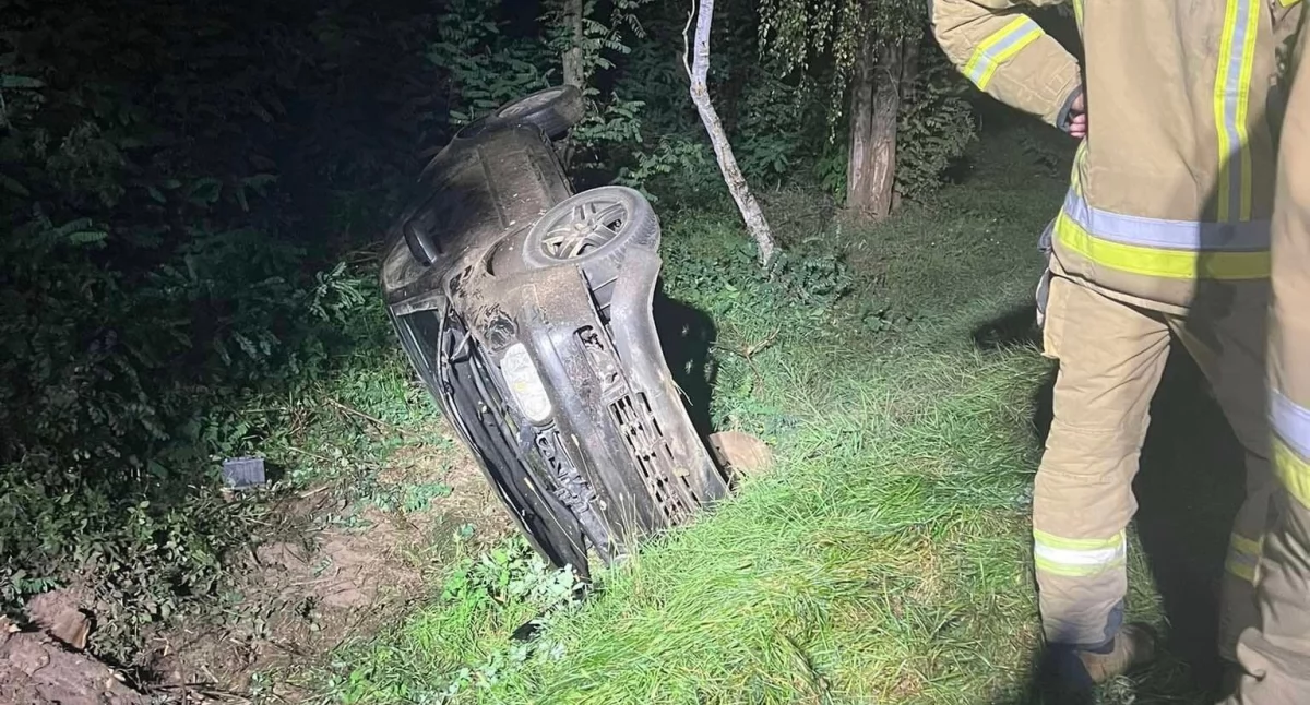 Dachował volkswagen. Za kierownicą 15-latek