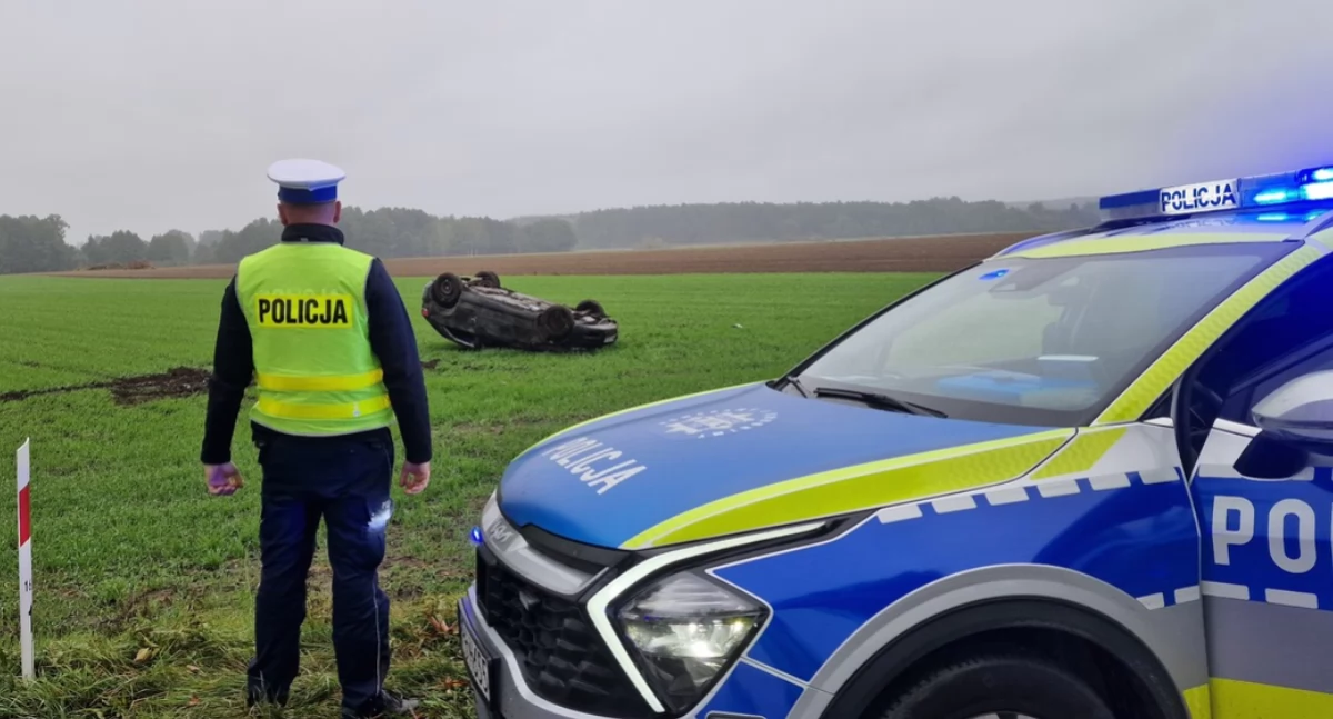 Audi kilkukrotnie dachowało. Nastolatek trafił do szpitala [zdjęcia]