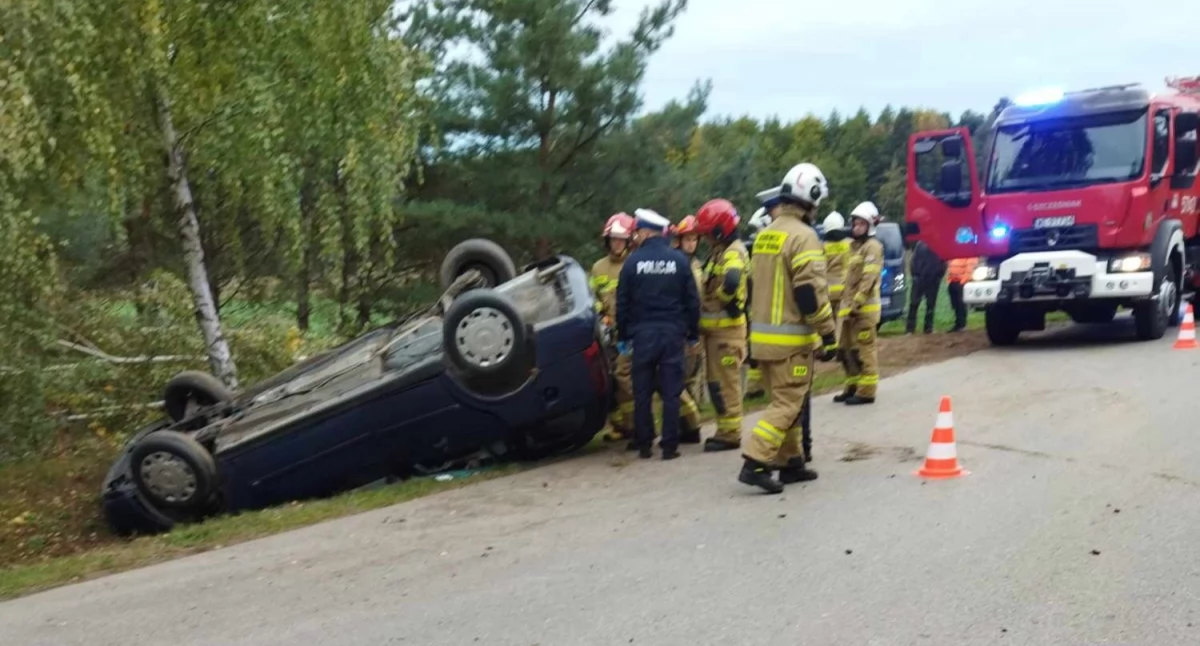 Nad ranem dachowało auto. Służby nie zastały kierowcy