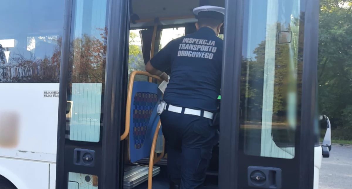 Zakaz dalszej jazdy dla autobusów szkolnych. Takimi pojazdami dowożeni byli uczniowie w powiecie ciechanowskim [zdjęcia]
