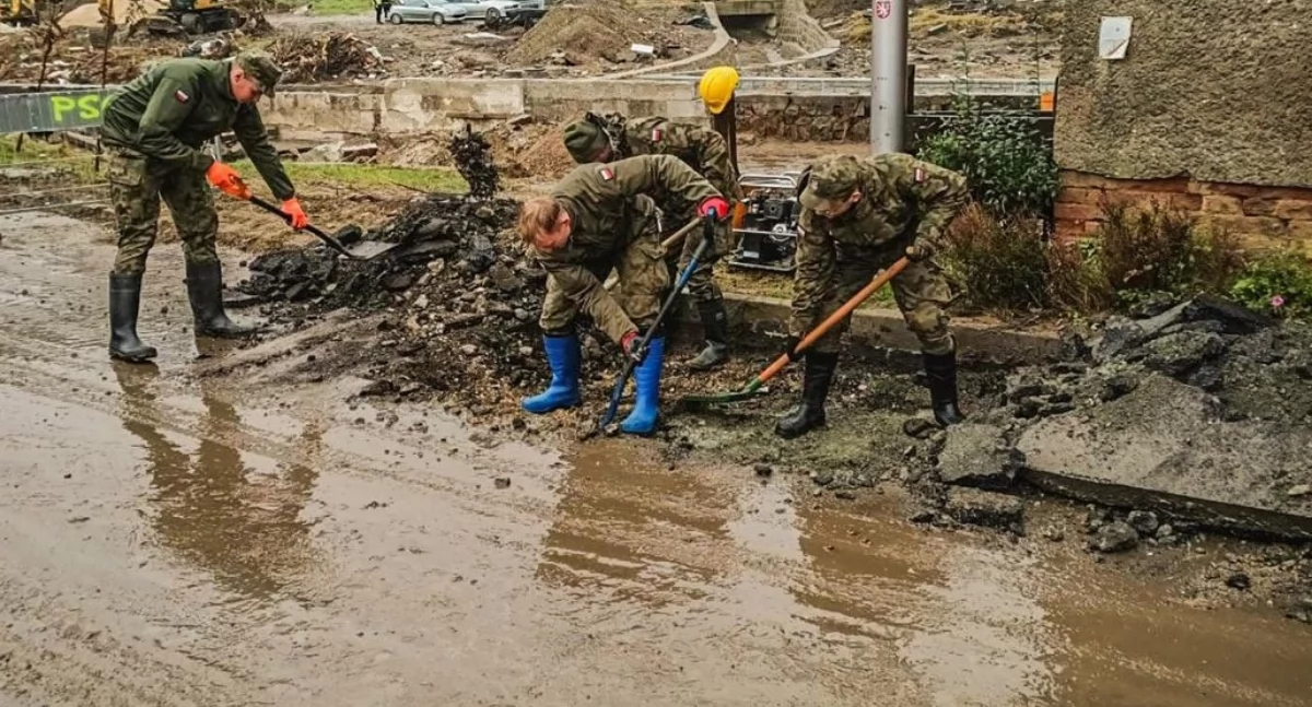 Żołnierze z ciechanowskiej brygady wciąż pomagają powodzianom 