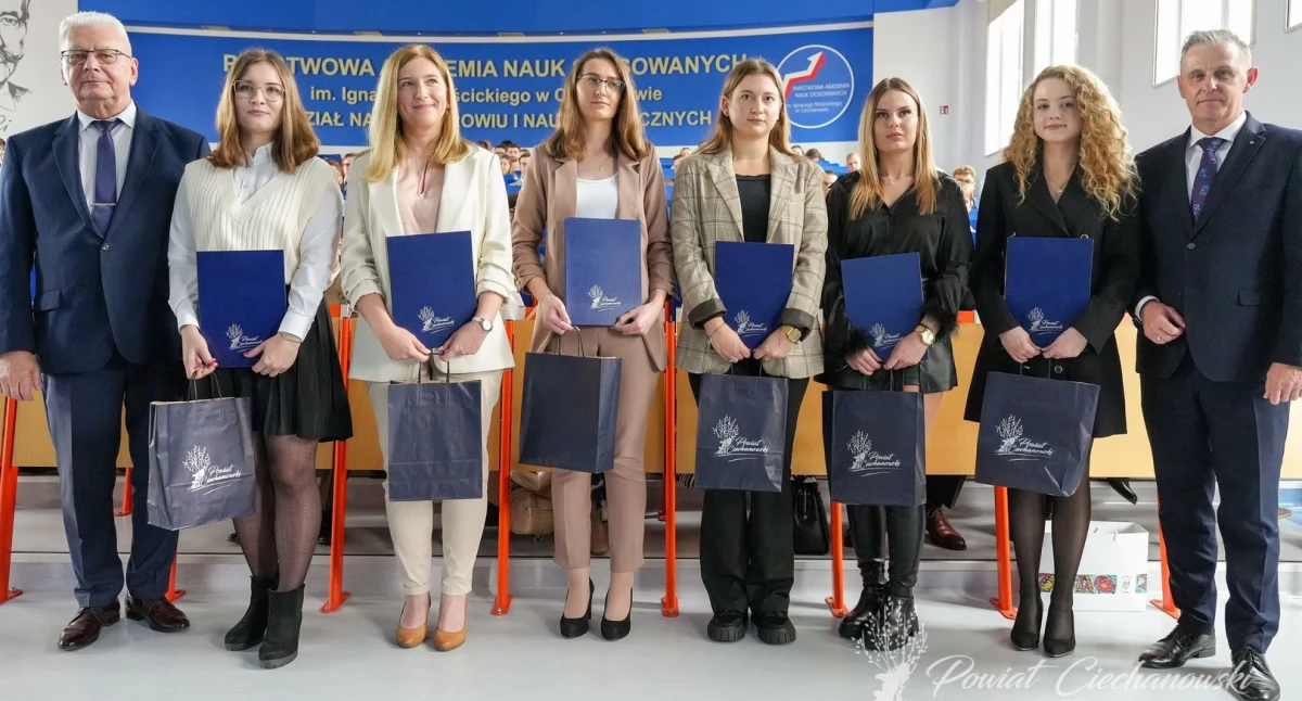 Stypendia dla studentów z Ciechanowa od samorządu powiatowego