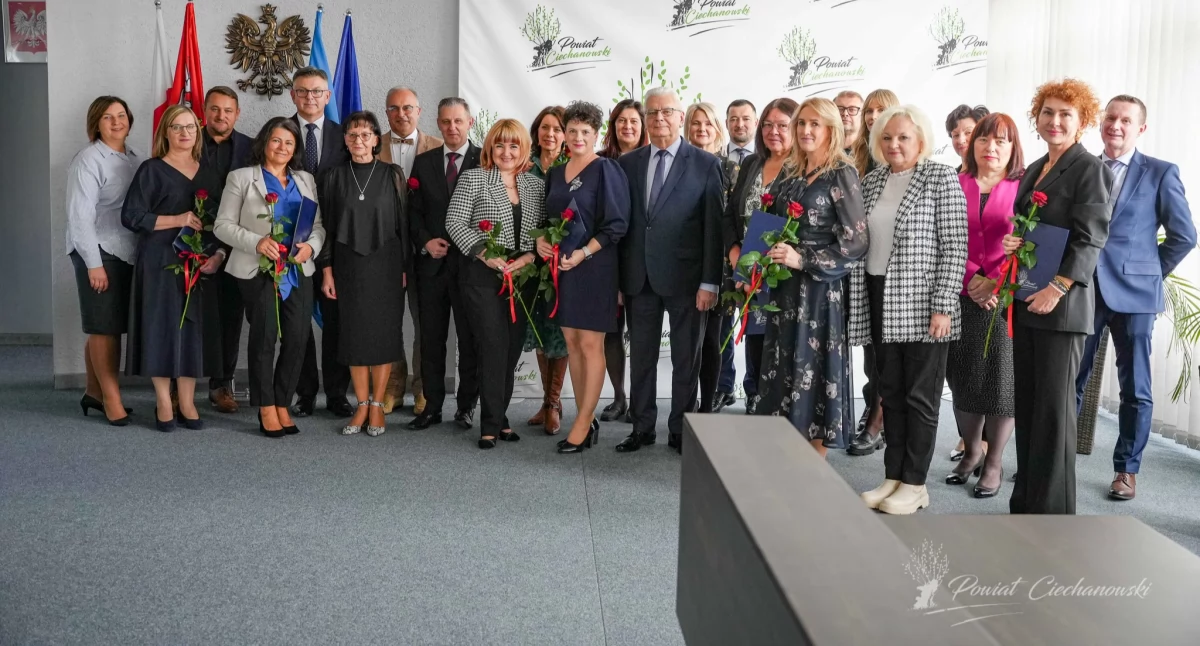 Ciechanowskie starostwo wręczyło dyrektorom i nauczycielom nagrody [zdjęcia]
