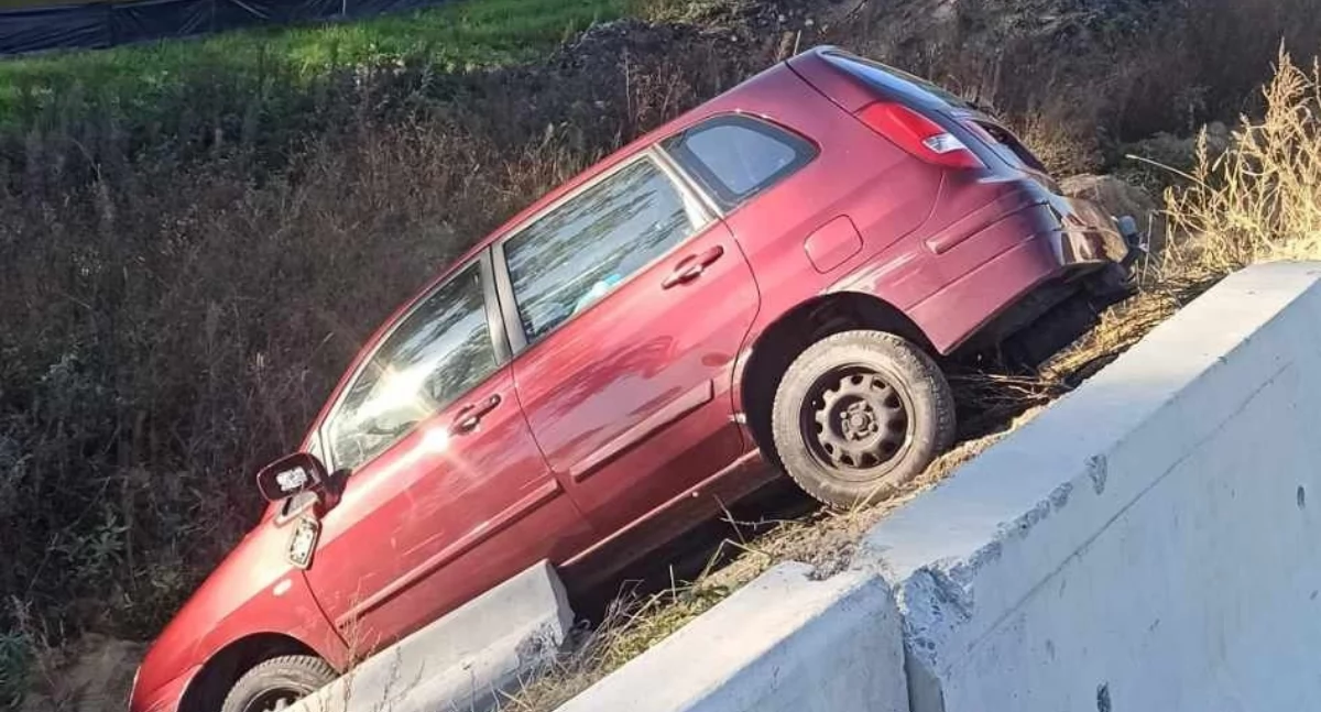 Uderzył w betonowe bariery i wypadł z remontowanej drogi