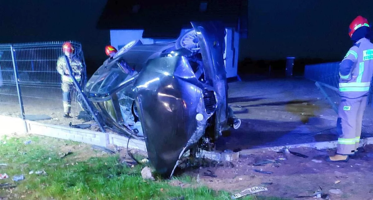 Z ostatniej chwili: Groźne zdarzenie na drodze koło Ciechanowa. BMW staranowało ogrodzenie posesji [zdjęcia]