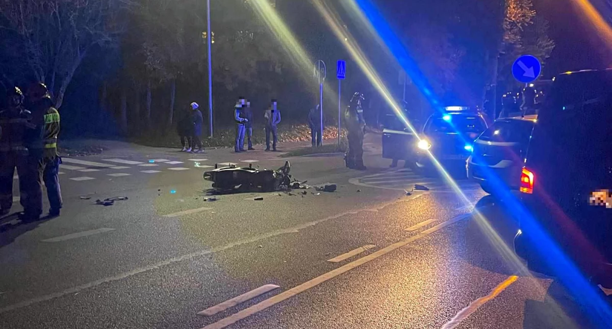 Zderzenie osobówki z motorowerem na skrzyżowaniu w Ciechanowie [wideo/zdjęcia]