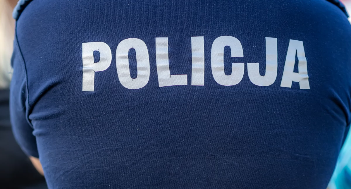 Znowu on. Tym razem po rozstaniu z dziewczyną uszkodził pięć samochodów w Ciechanowie