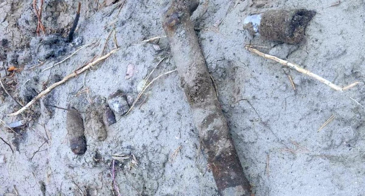 Pociski i zapalniki do bomb na polu