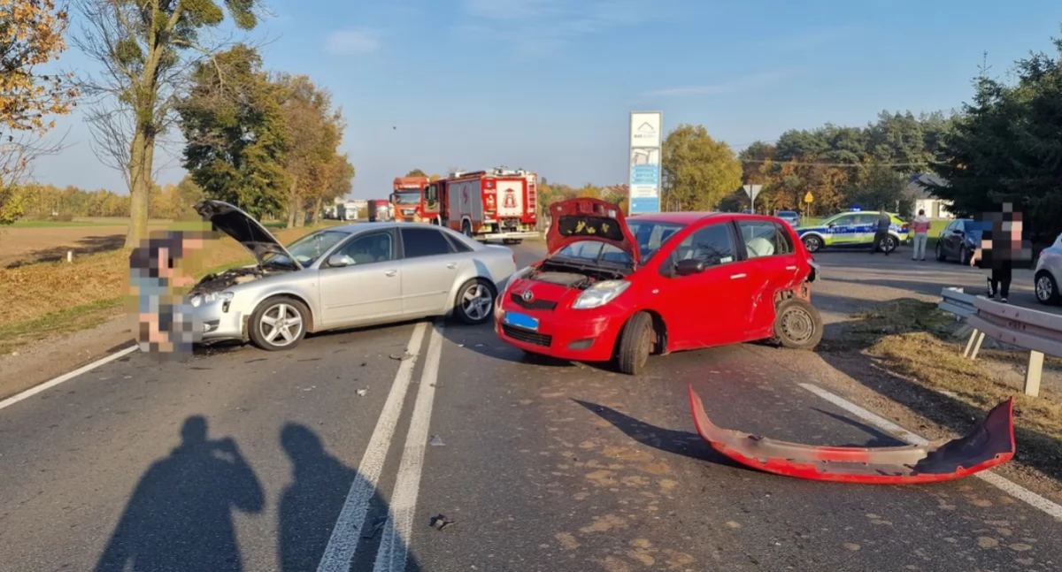 Wyprzedzał na łuku i podwójnej ciągłej. Dwie osoby ranne w wypadku