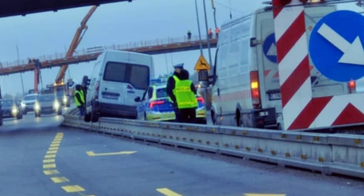 Pilne! Bus uderzył w betonowe bariery. Utrudnienia na krajówce
