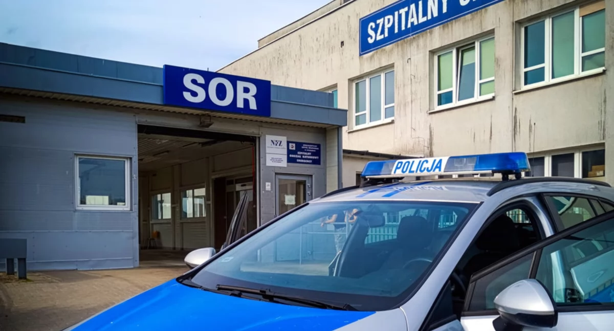Policjanci z Ciechanowa eskortowali auto do szpitala. Pasażer potrzebował pilnej pomocy