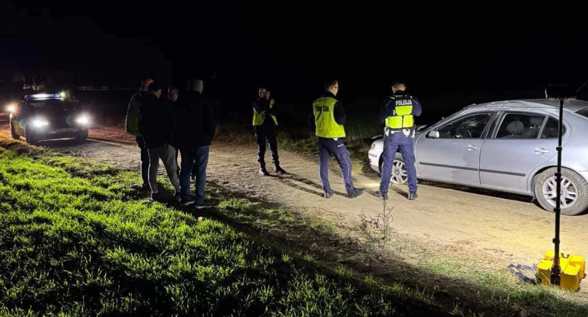 Dachowanie na gruntowej drodze. Ranna 16-latka