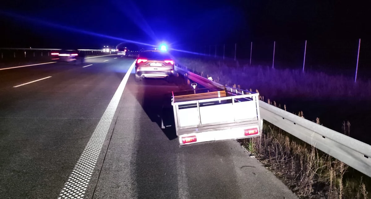 Nieoświetlona przyczepa porzucona na drodze. Bezmyślne zachowanie mogło doprowadzić do tragedii