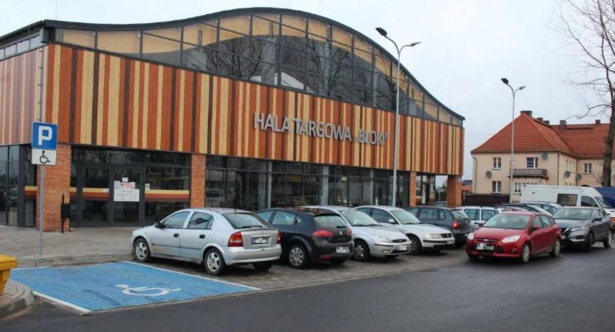 Złodziej w hali targowej. Ukradł kobiecie torebkę, wpadł w centrum Ciechanowa