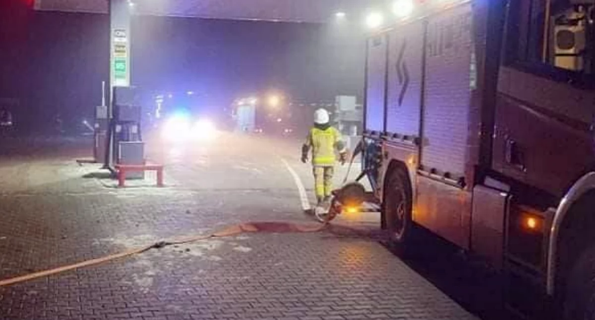 Nastolatek uderzył BMW w dystrybutor na stacji paliw w Ciechanowie
