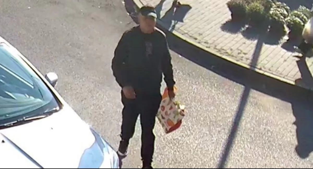 Kradzież w rejonie hali targowej w Ciechanowie. Kryminalni poszukują tego mężczyzny [zdjęcia]