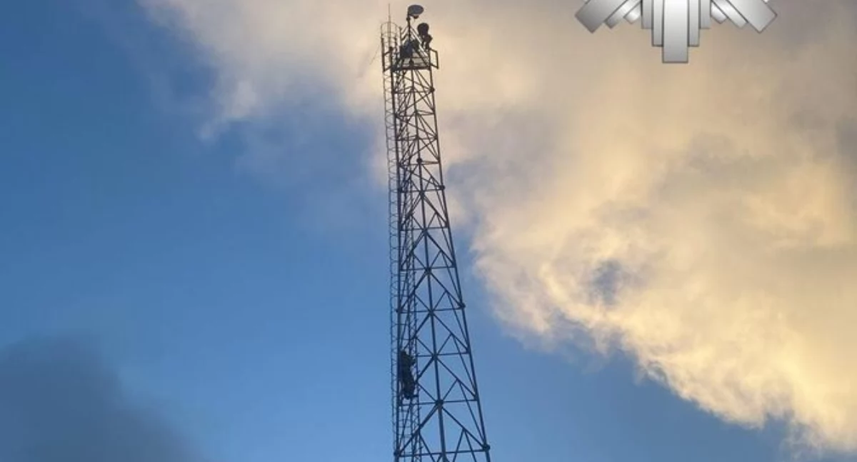 Młody mężczyzna chciał skoczyć z masztu radiowego
