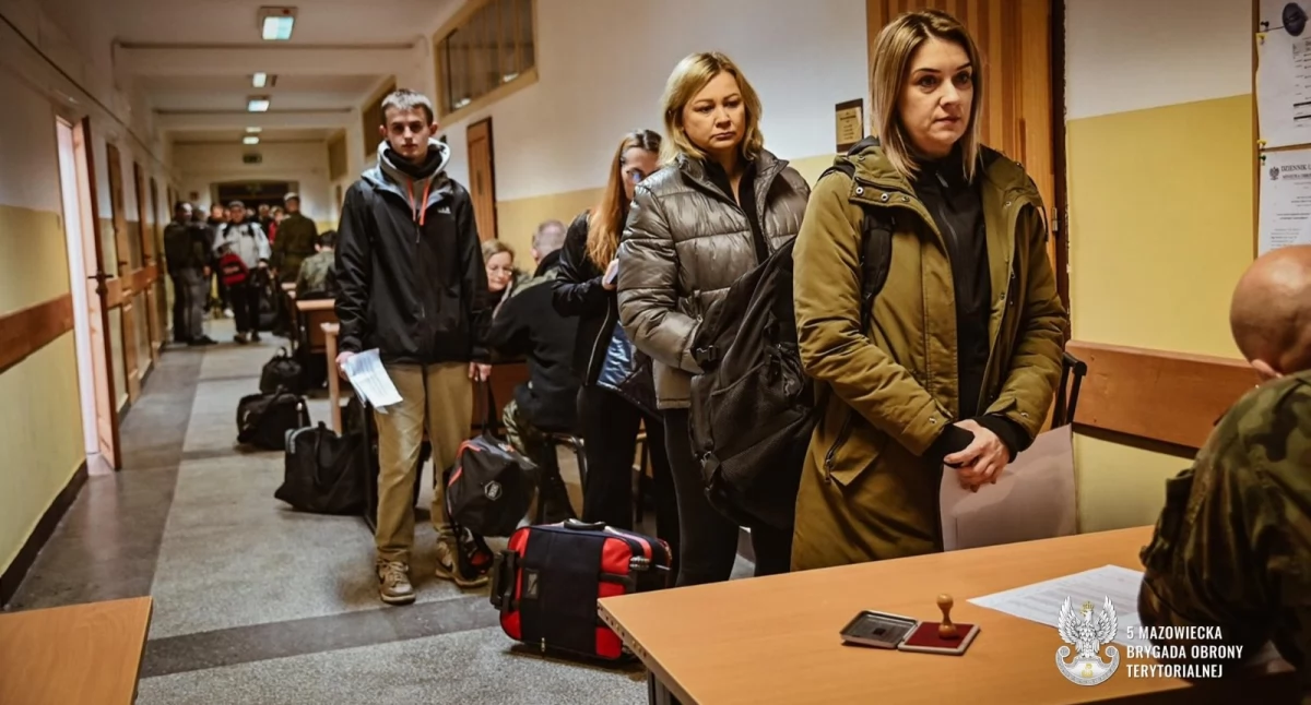 Blisko 100 ochotników pojawiło się w ciechanowskich koszarach [zdjęcia]