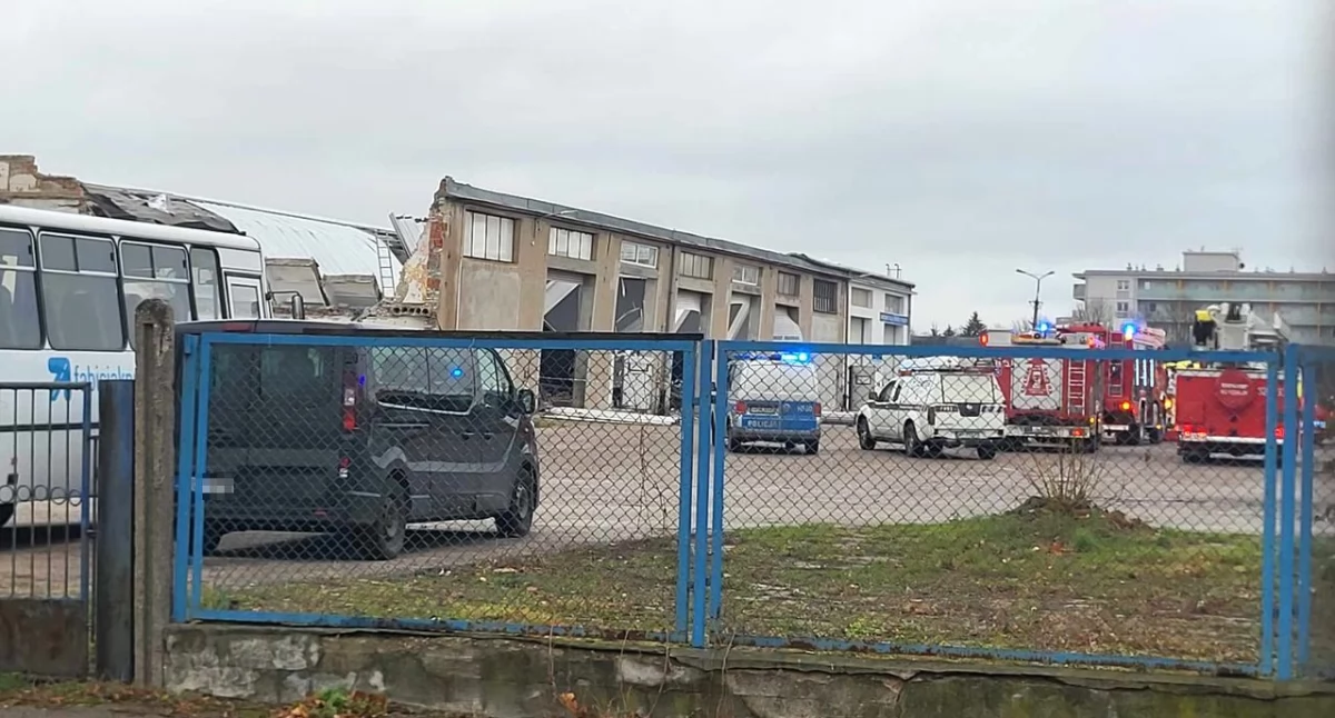 AKTUALIZACJA: Zawalił się dach hali. Zginęły dwie osoby [zdjęcia]