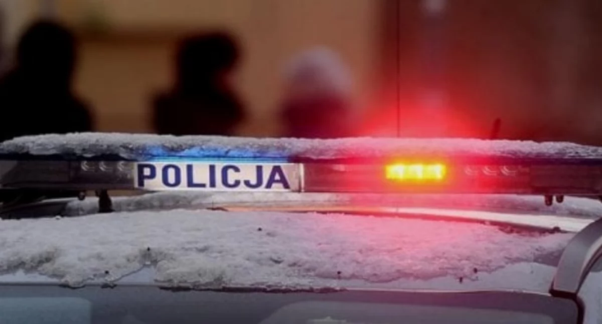 Leżał na przystanku w Ciechanowie, był skrajnie wychłodzony. Policjanci uratowali go przed zamarznięciem