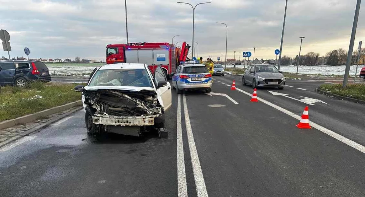 Z ostatniej chwili: Wypadek na pętli miejskiej w Ciechanowie. Trzy osoby są poszkodowane, trwa akcja służb