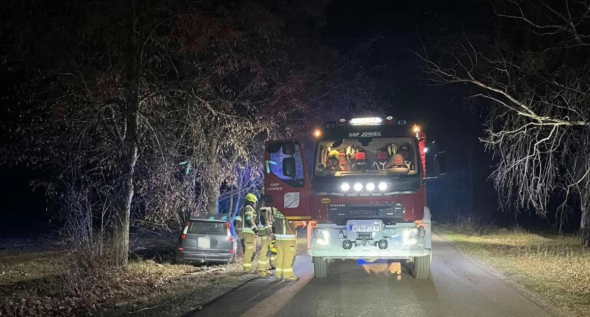 Groźny wypadek z udziałem osobowego forda. Kierowca w szpitalu