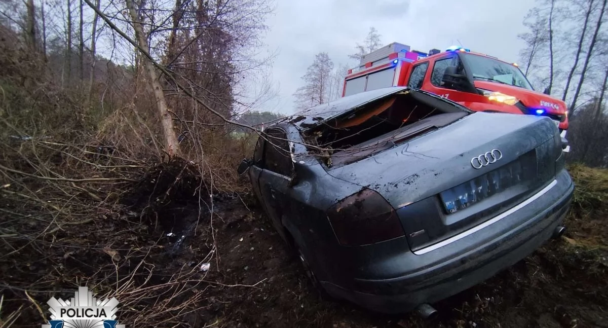 Audi dachowało w rowie. Kierowca miał prawie 3 promile [zdjęcia]