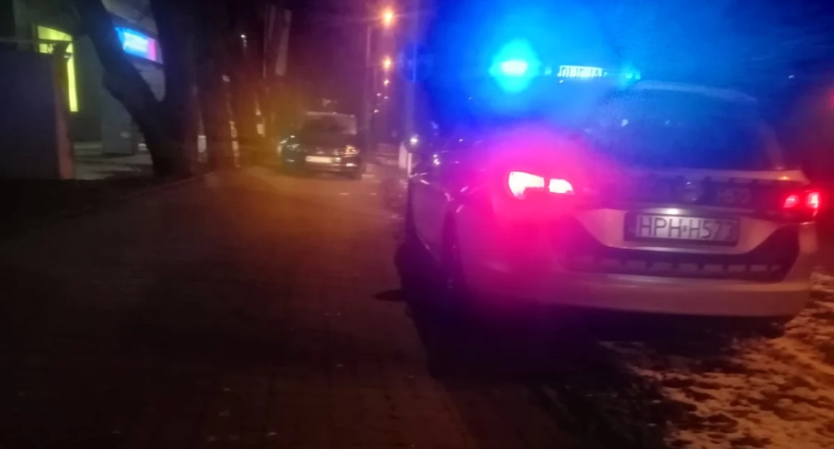 Wjechał na rondo pod prąd, dalej poruszał się chodnikiem. Policja zatrzymała pijanego kierowcę