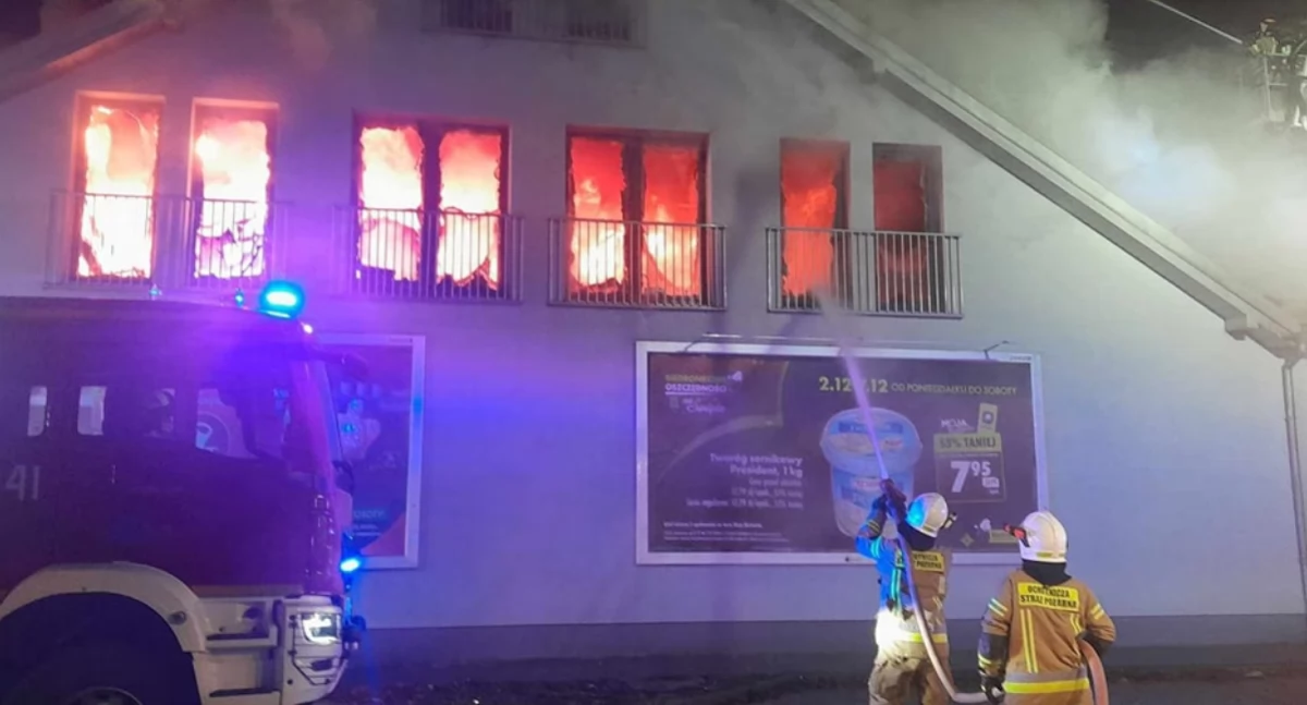 Duży pożar dyskontu popularniej sieci. W akcji blisko 100 strażaków [zdjęcia]
