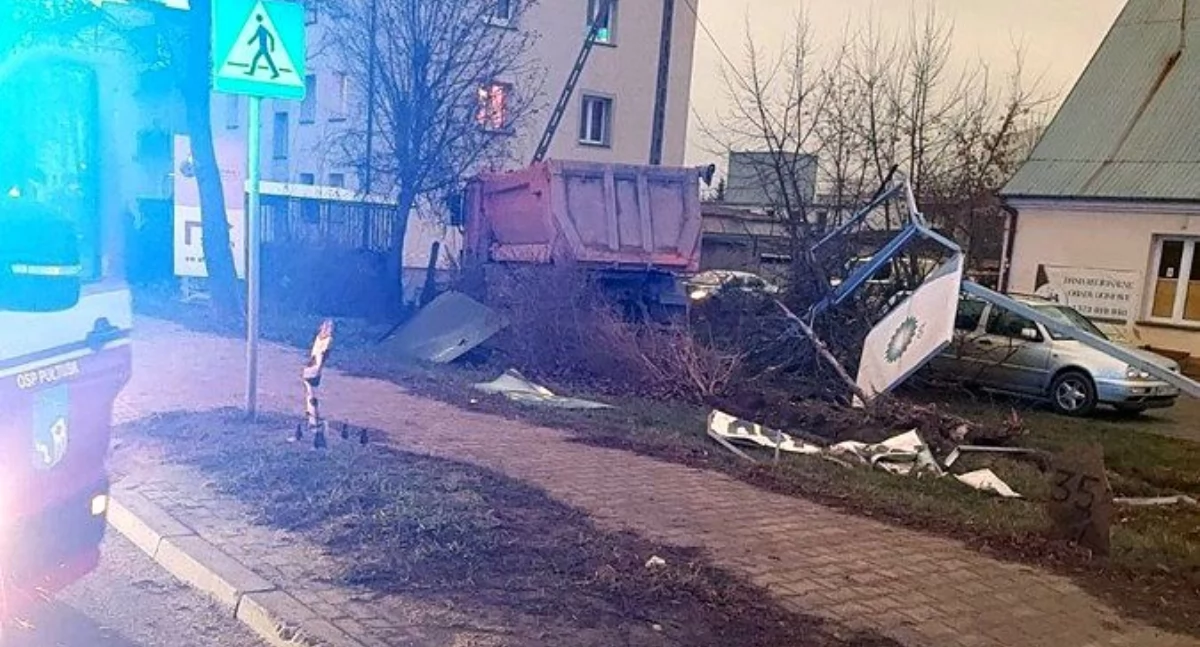 Ciężarówka wjechała na chodnik, taranowała bariery i znaki. Mieszkańca powiatu ciechanowskiego zabrał śmigłowiec LPR [zdjęcia]