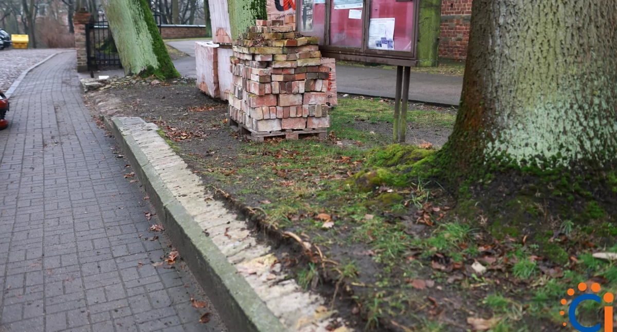 Staranował zabytkowy mur przy kościele w Ciechanowie, zapłacił także za cegłę [zdjęcia]