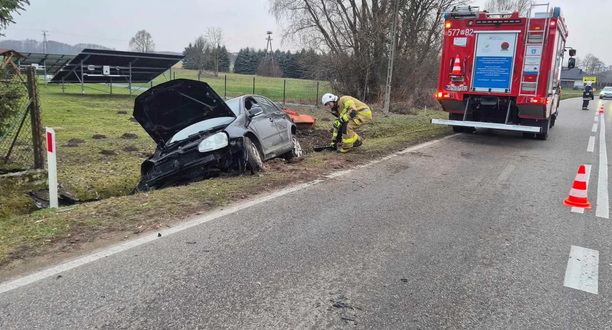 Pijany wjechał autem do rowu. Uciekającego sprawcę zatrzymali strażacy [zdjęcia]