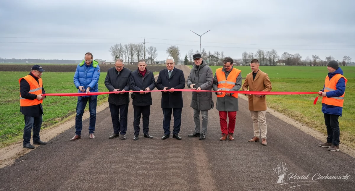 Przecięli wstęgę na zmodernizowanej drodze pod Ciechanowem [zdjęcia]