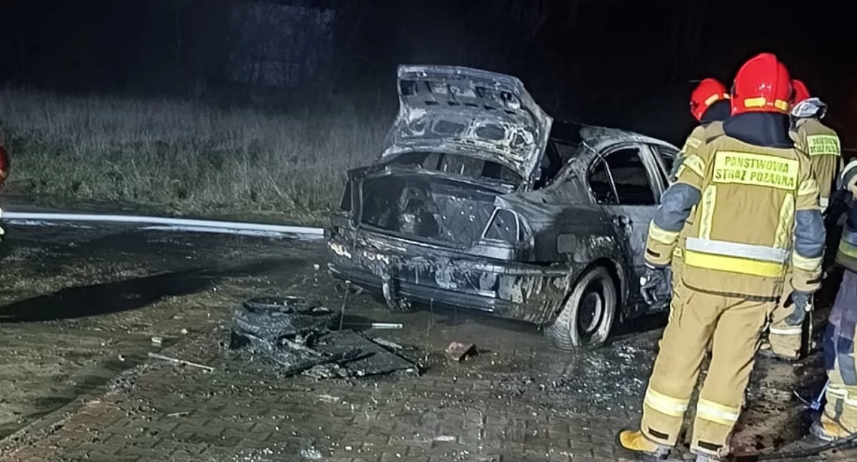 W pobliżu Ciechanowa spłonęło BMW [zdjęcia]