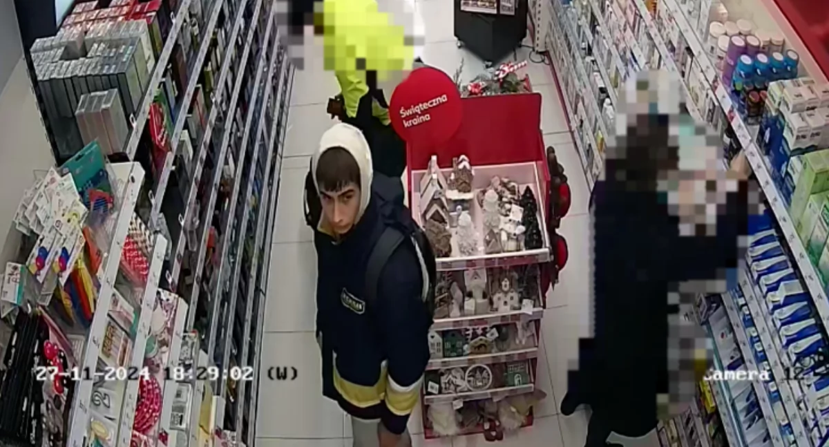 Złodzieje w ciechanowskiej drogerii. Poszukuje ich policja [zdjęcia]