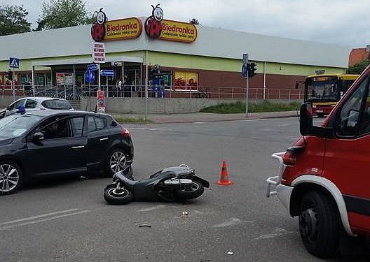 Ciechanowianka uderzyła Golfem w motorowerzystę na ul. 17 Stycznia (zdjęcia)