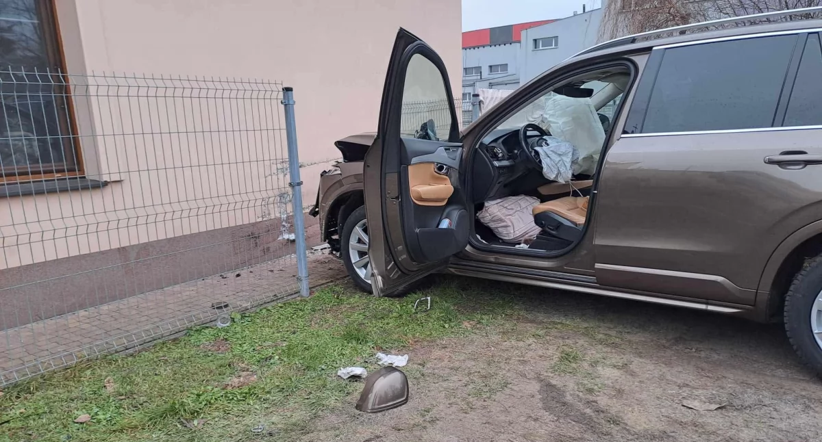 W Glinojecku samochód uderzył w budynek. Ewakuowano mieszkańców [zdjęcia]