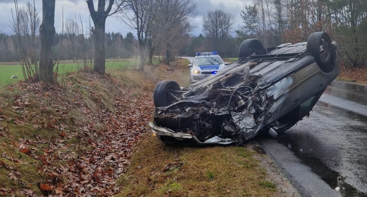 Przesadził z prędkością i dachował. Kierował bez prawa jazdy