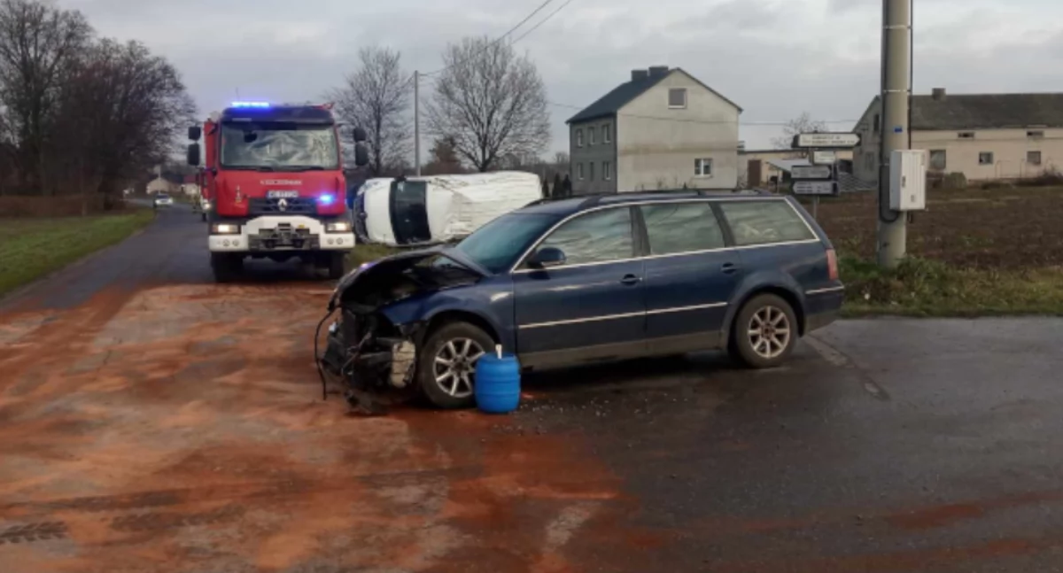 Groźne zdarzenie na skrzyżowaniu. Siła uderzenia była tak duża, że dostawczak wypadł z drogi [zdjęcia]