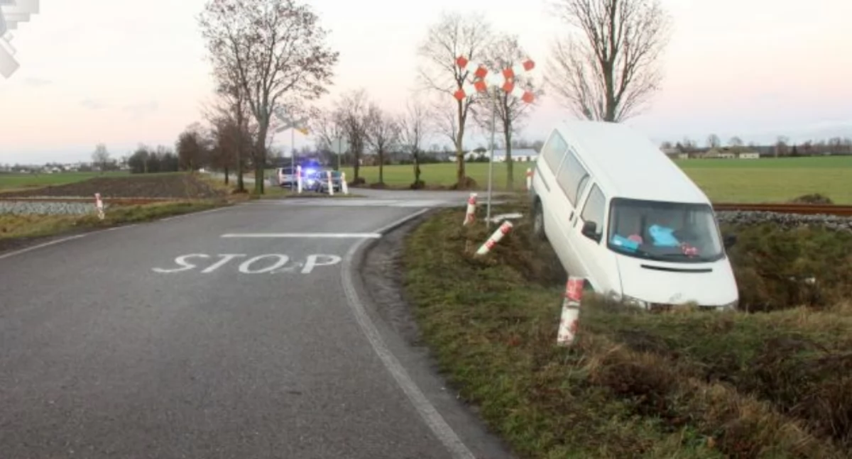 Bus wpadł w poślizg na przejeździe kolejowym. Pięcioro dzieci trafiło do szpitala [zdjęcia]