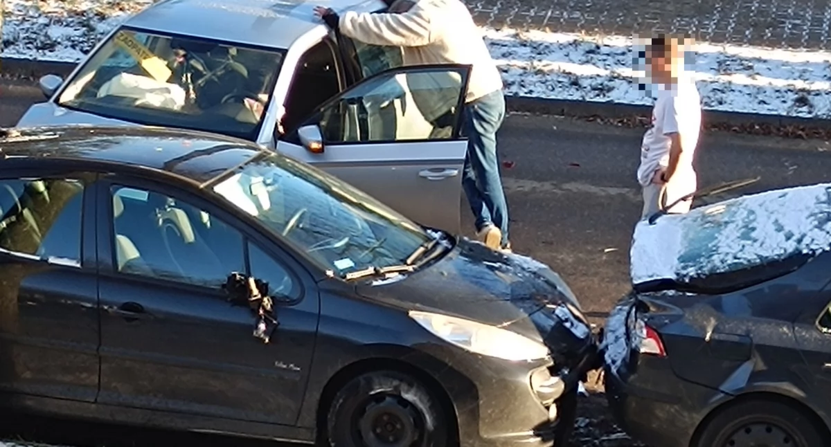 Stracił panowanie nad skodą i uderzył w trzy pojazdy. Niebezpieczne zdarzenie w Ciechanowie [zdjęcia]