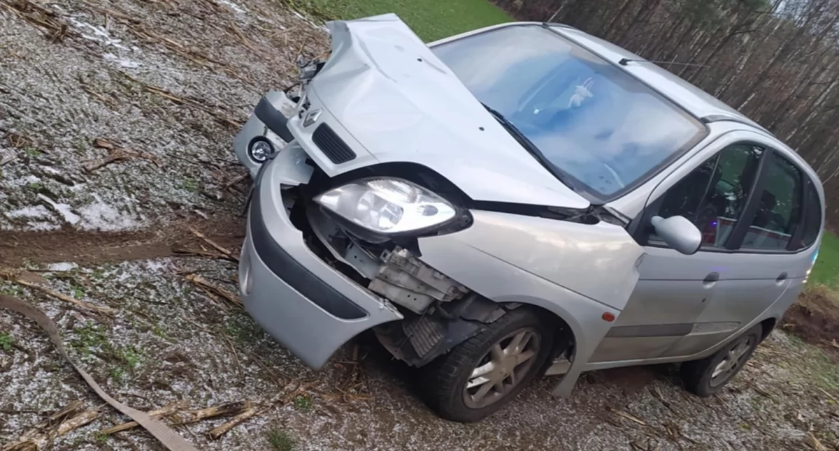 Z ostatniej chwili: Groźne zdarzenie pod Ciechanowem. Auto uderzyło w drzewo [zdjęcia]