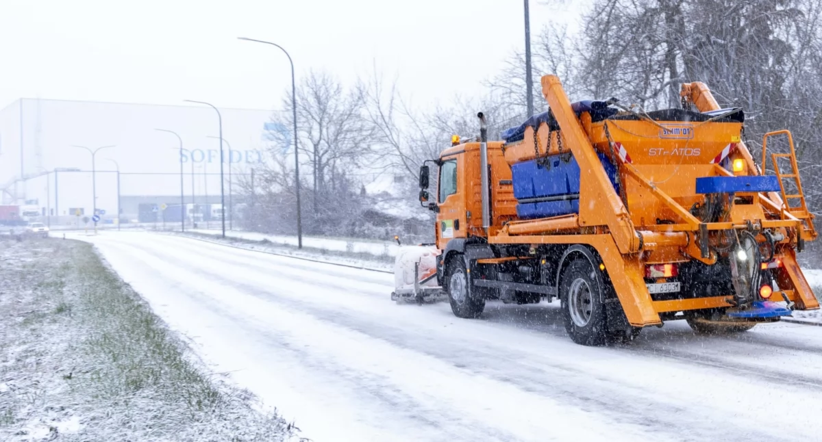 Drogowcy pracują pełną parą. Jakie standardy odśnieżania obowiązują na drogach miejskich i powiatowych?