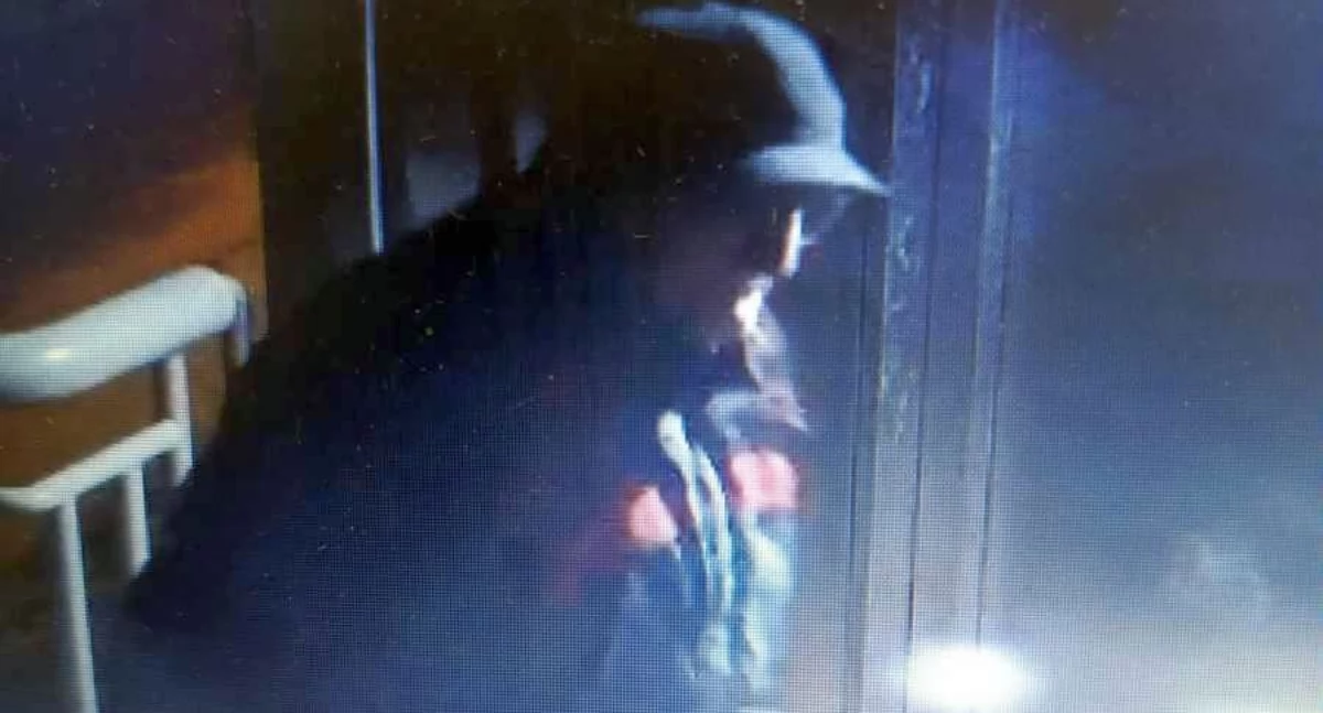 Uszkodził windę w Ciechanowie. Policja poszukuje tego mężczyzny [wideo/zdjęcia]