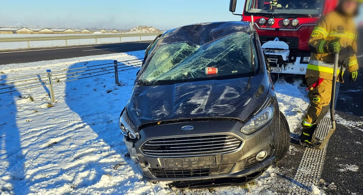 Z ostatniej chwili: Dachowanie osobówki. Policja apeluje o ostrożność [zdjęcia]
